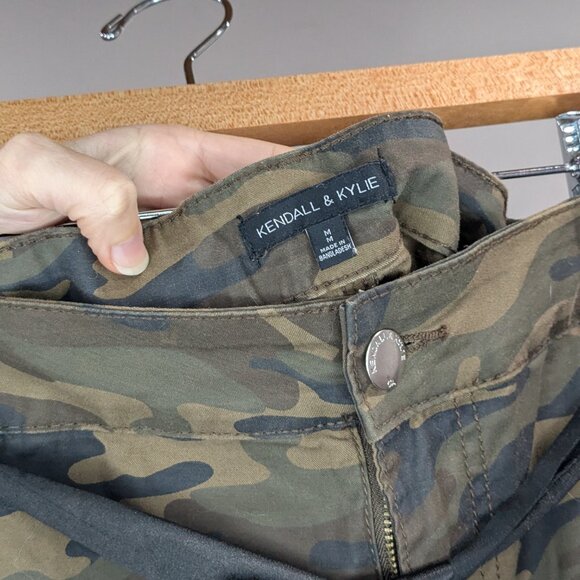 Kendall & Kylie Camouflage Cargo Pants with Satin Belt Brown Black Size Medium - Picture 3 of 3